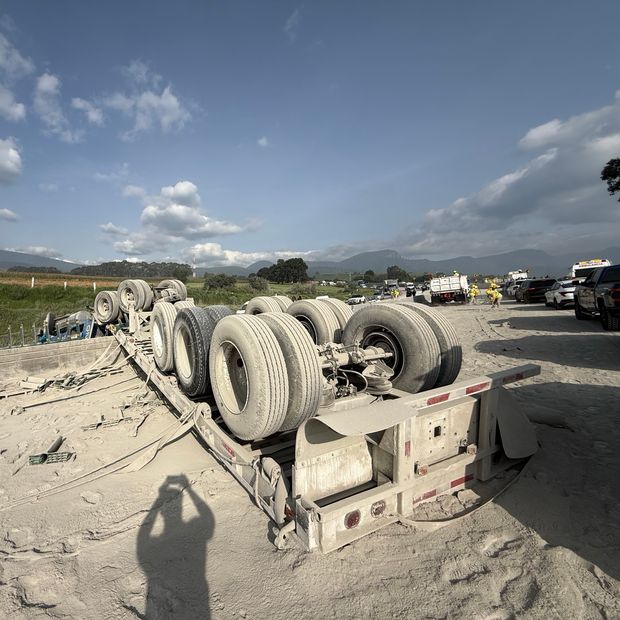 Volcadura de tráiler en  la autopista México-Puebla altura del km 46.